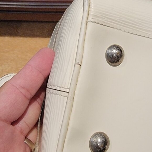 LOUIS VUITTON  Ivoire Epi Leather Montaigne GM Bag - Picture 13 of 16